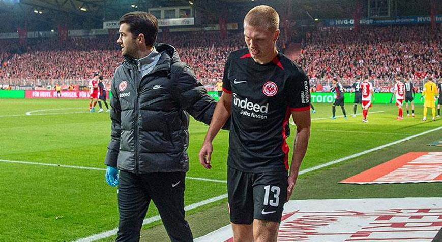 Yok böyle kovulma Rakip takımın oyuncusunu tedavi etti, işinden oldu