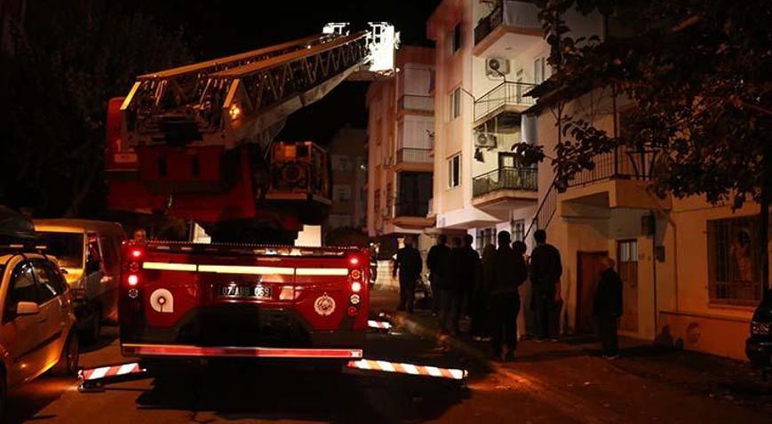 Antalya’da apartmanda korku dolu gece Alevler bir anda yayıldı, anne ve 3 çocuk dumandan etkilendi