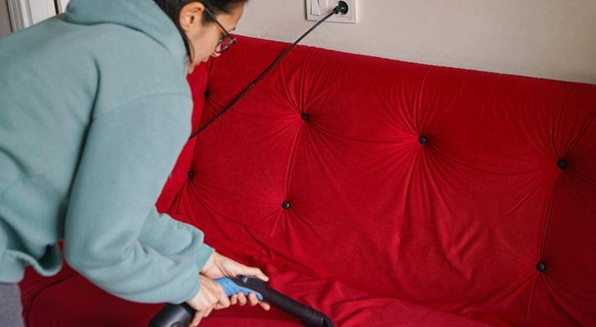 Koltuklardaki kötü kokunun en büyük düşmanı Yıkamaya, silmeye gerek yok... Serpiştirip süpürün yeter