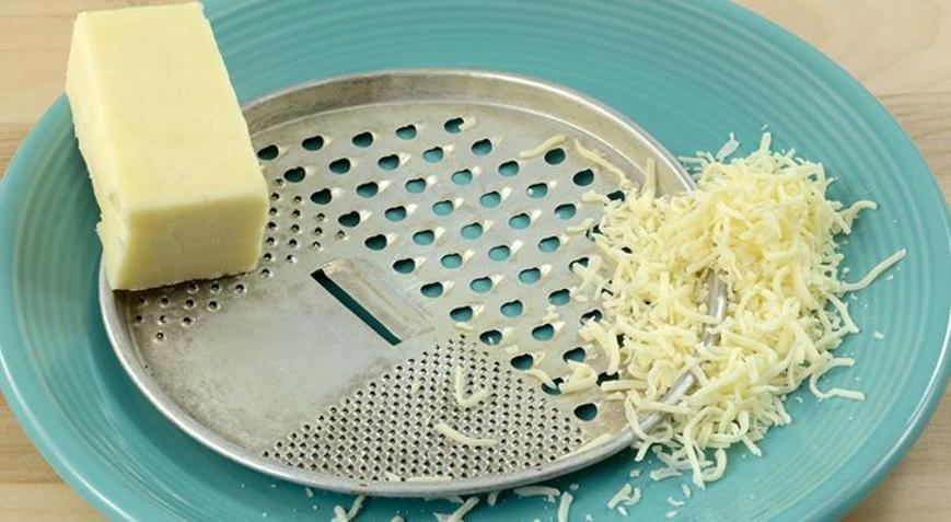 Kaşar rendelemek hiç bu kadar kolay olmamıştı Kol ağrıtmayan kaşar rendeleme hilesi