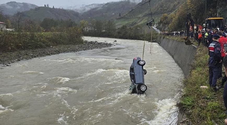 Vefat eden annesine mezar bakmaya gidiyordu Kazada can verdi