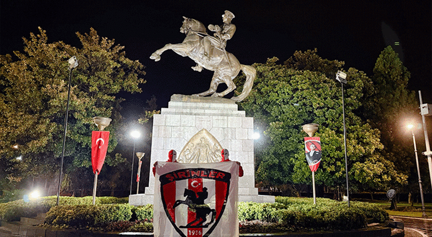 Samsunspor taraftarından, AEK maçı öncesi Atatürk Anıtı çevresinde nöbet