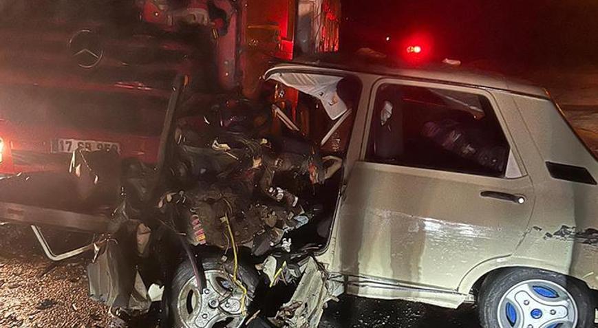 Kahramanmaraşta TIR ile otomobil kafa kafaya çarpıştı