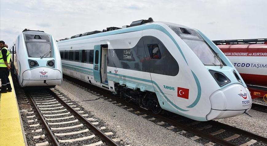 TÜRASAŞ bir haftada yerli ve milli iki tren seti ile iki lokomotifi teslim etti