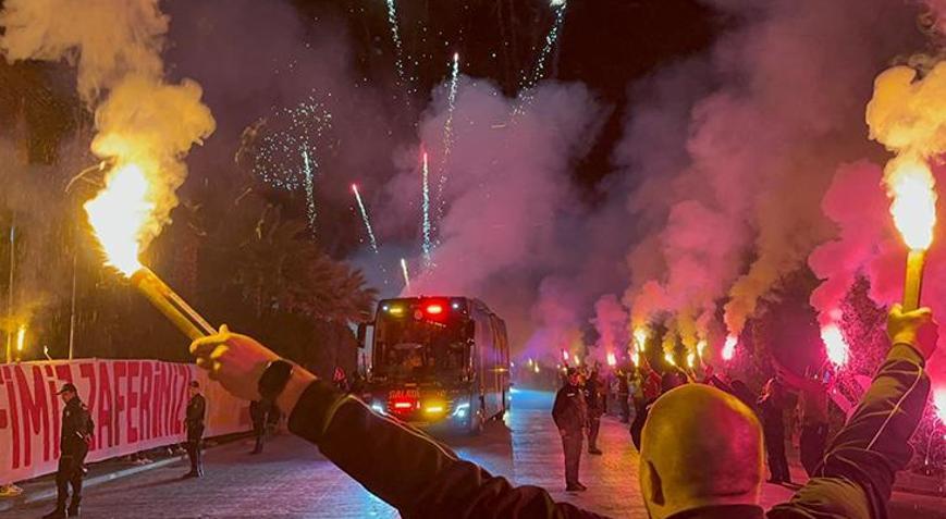Galatasaray kafilesi Antalyada Şampiyonlar Ligi müziğiyle karşılandı