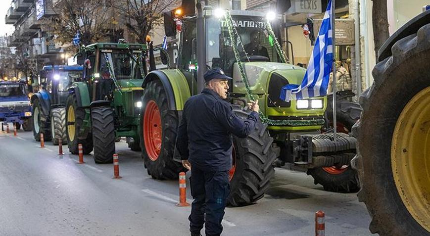 Yunan çiftçiler Larisada milletvekili bürolarının önünde protesto düzenledi