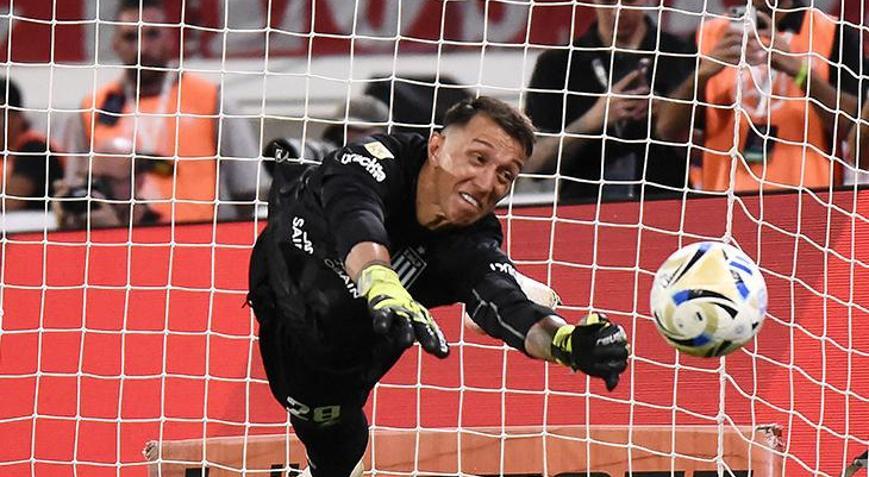 Galatasaraydan ayrılan Muslera, Estudiantese şampiyonluğu getirdi Arjantini salladı