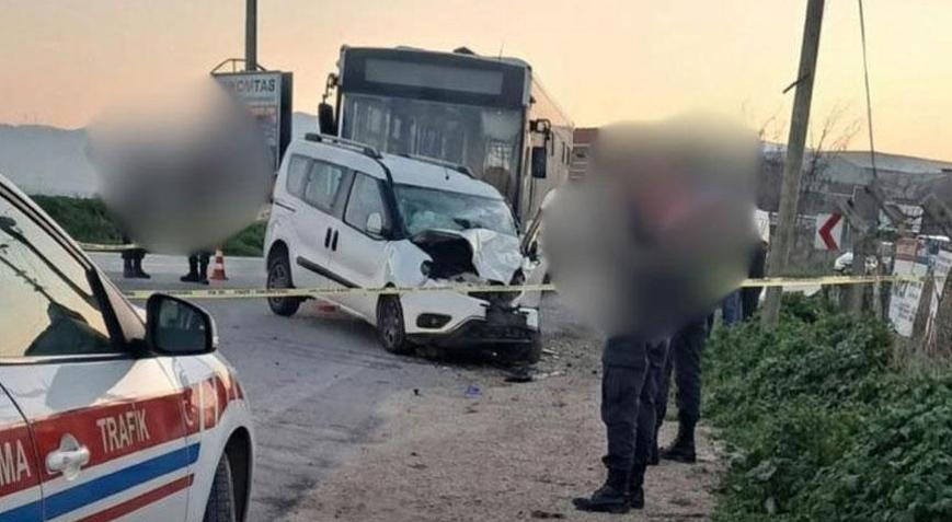 Otobüs ile ticari araç kafa kafaya çarpışı Ölü ve yaralılar var