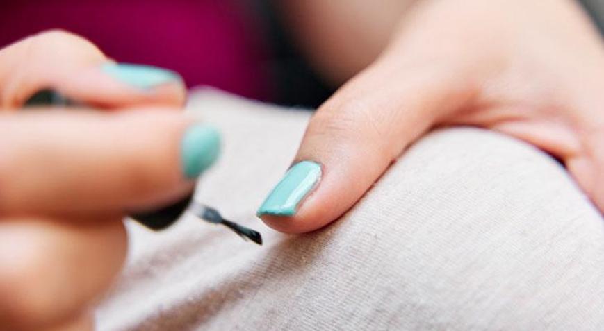 Aseton olmadan oje çıkarmanın kolay yolu Aseton bitti diye aramaya gerek yok