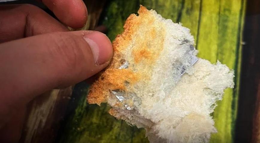 Kahvaltı için aldığı ekmeğin içinden çıkanı görünce dehşete düştü Bir kısmını da yemiştik