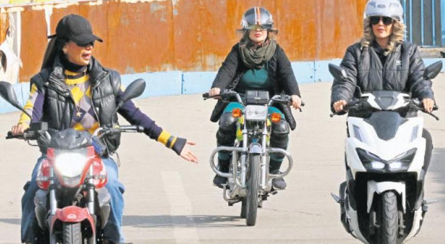 İran’da kadın motosikletçiler yollarda