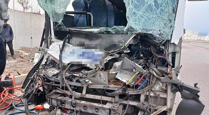 Kayseri OSB’de kaza: İşçi servisi TIR’a çarptı, yaralılar var