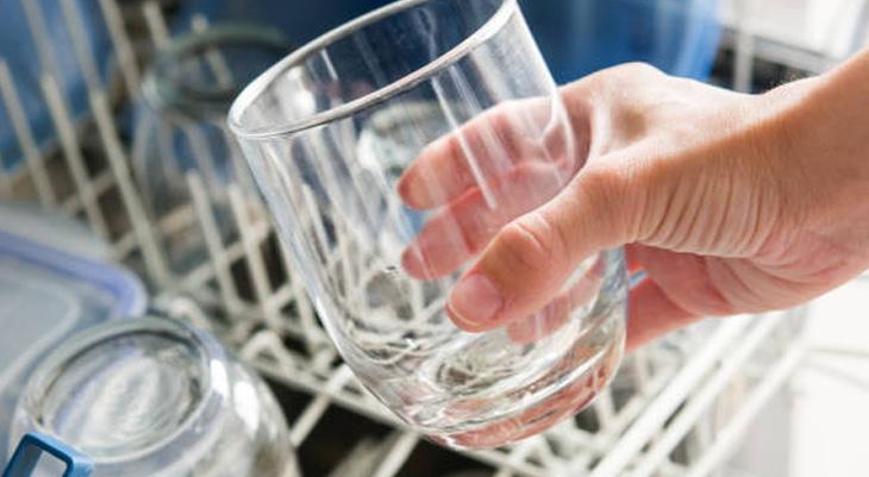 Bulaşık makinesine bunu koyan farkı anında görüyor Bardakları ışıl ışıl yapan formül