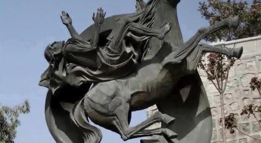 Papanın hediye ettiği heykel çalındı