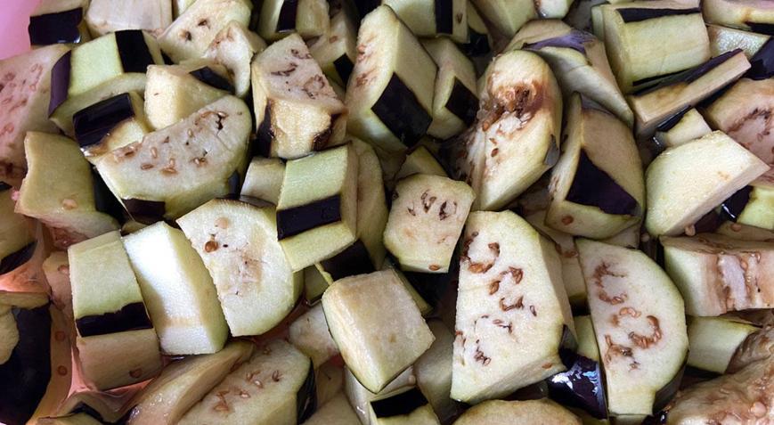 Patlıcanın yağ çekmesini önleyen yöntem Suya ekleyip 15 dakika bekletin