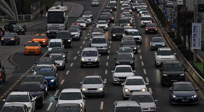 Başkentte sürücüleri isyan ettiren olay Alışveriş kuyruğu trafiği felç etti