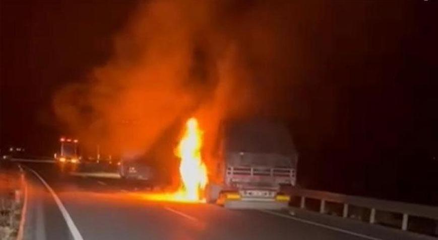 Erzincan’da seyir halindeki tır alev alev yandı