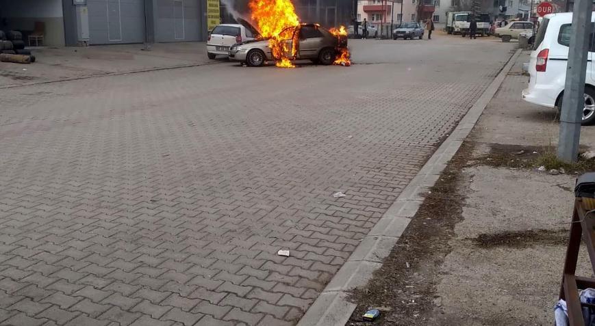 Otomobilin alev alev yandığı anlar kamerada