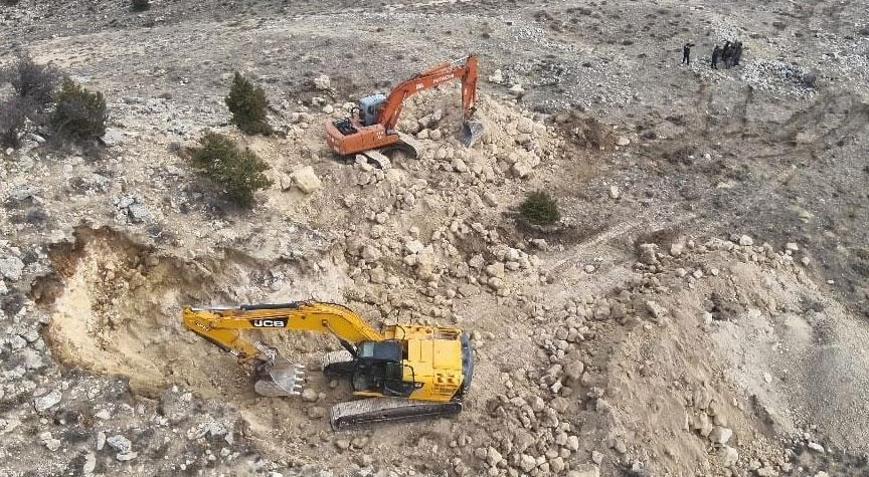 Karamanda akılaılmaz olay Kepçeyle tarihi eser aradılar, suçüstü yakalandılar