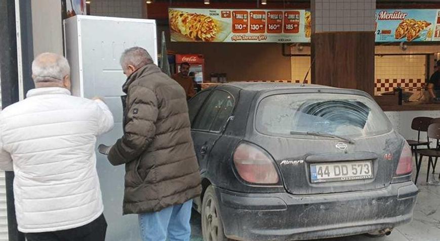 Yer: Malatya Otomobil döner salonuna girdi