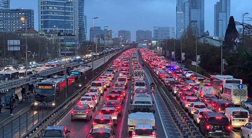 İstanbulda trafik resmen kilitlendi Yoğunluk yüzde 90a ulaştı