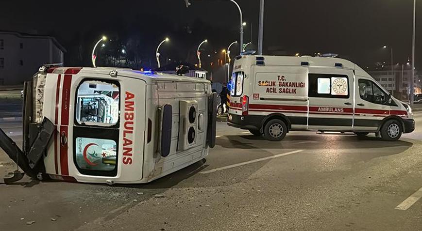Otomobil ile çarpışan ambulans devrildi 3 sağlık personeli yaralandı