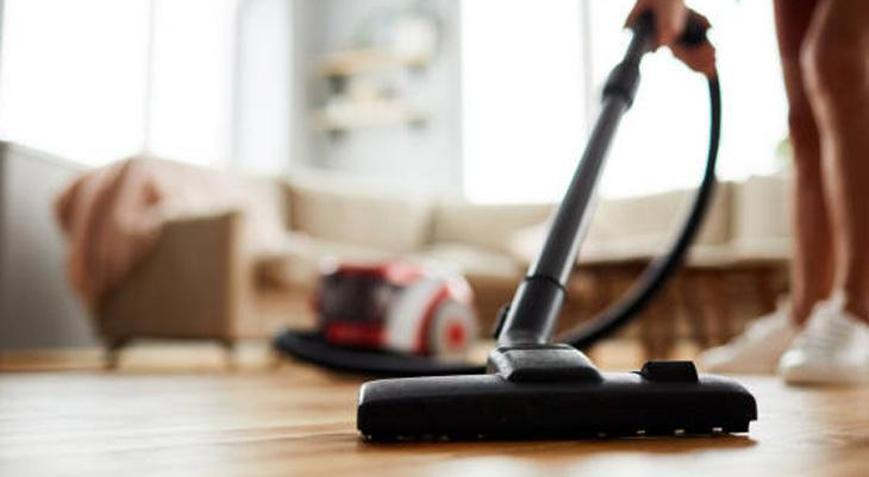 Kışın temizlik çilesine son veren detay: Süpürgeye alüminyum folyo taktiği