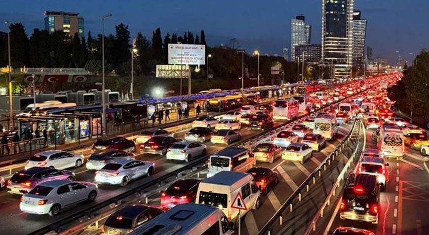İstanbulda trafik yoğunluğu yüzde 83e çıktı İşte bölge bölge son durum