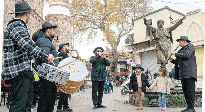 Bergamalı kadınlardan Tarihi arastada panayır