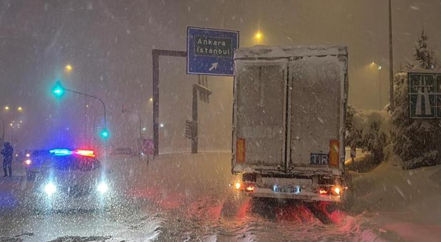 Etkisini giderek artırıyor İstanbulun yanı başında kar kalınlığı 40 santimetreyi aştı Etkisini giderek artırıyor İstanbulun yanı başında kar kalınlığı 40 santimetreyi aştı