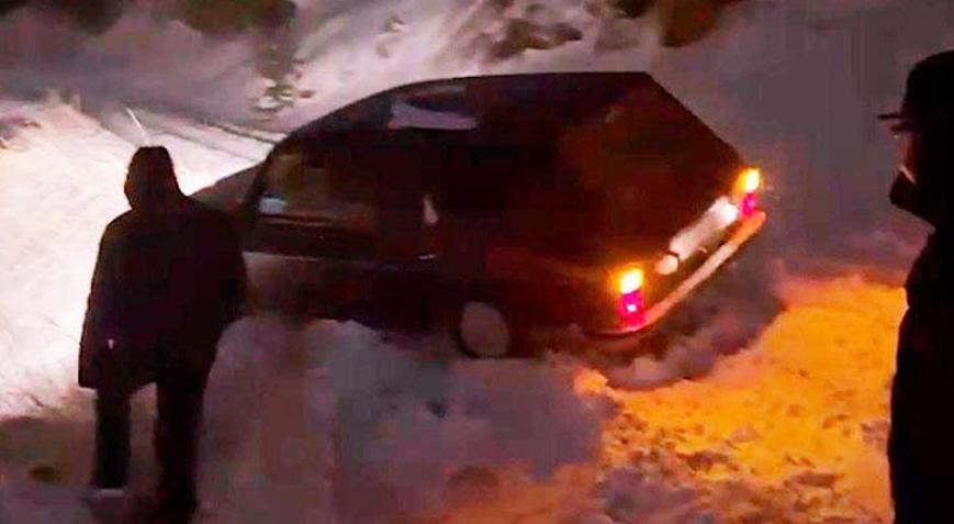 Kayseride 3 kişinin bulunduğu otomobil kara saplandı