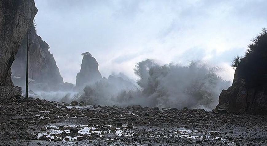 Dev dalgalar ilçeyi vurdu Kaldırım taşları söküldü