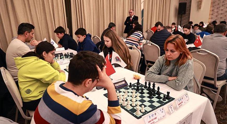 Rosatom Satranç Kupasında ödüller verildi Meylis Annaberdiyevden 10 sporcuyla gösteri maçı