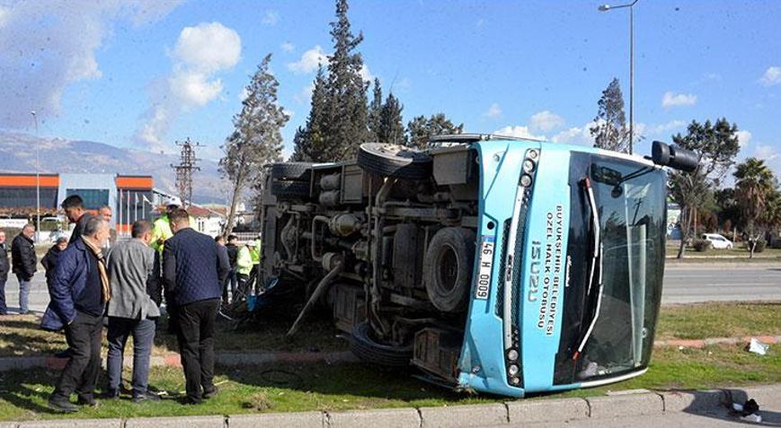Kahramanmaraşta 3 aracın karıştığı kaza: 17 yaralı