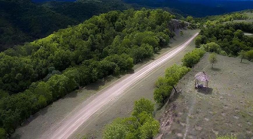 Kumların altında keşfedilmeyi beklemiş 2.200 yıllık gizemli yol ortaya çıktı: Tam 900 metre uzunluğunda