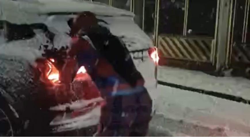 Karda mahsur kalan sürücünün yardımına Örümcek Adam yetişti