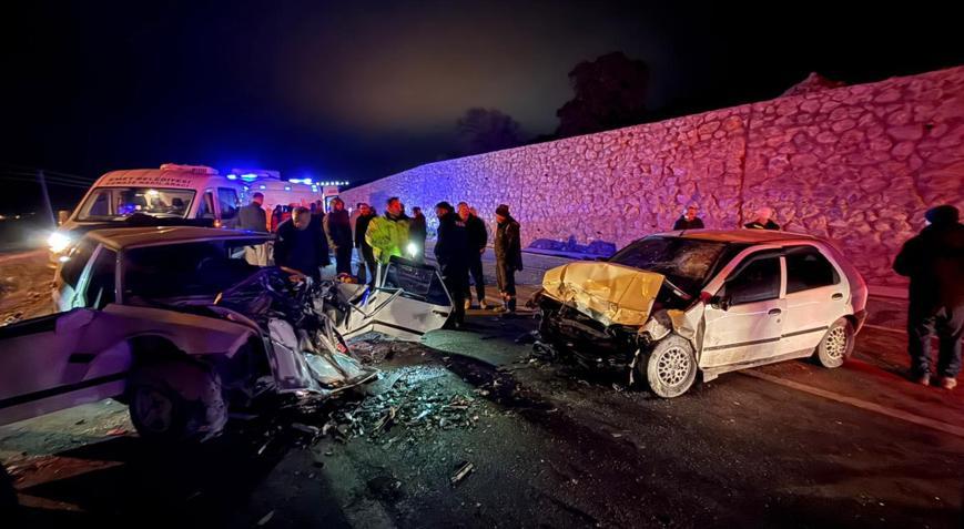 Kütahyada iki otomobil kafa kafaya çarpıştı; 4 yaralı