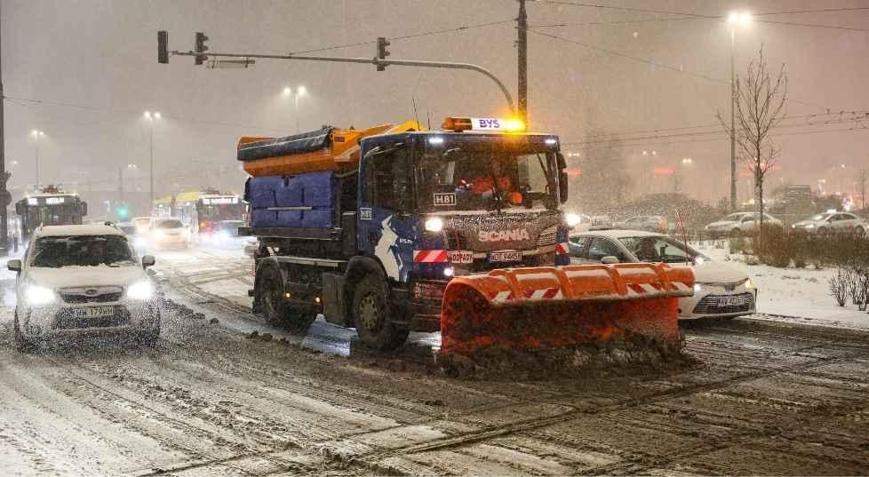 Avrupada kar esareti Yüzlerce araç yolda kaldı
