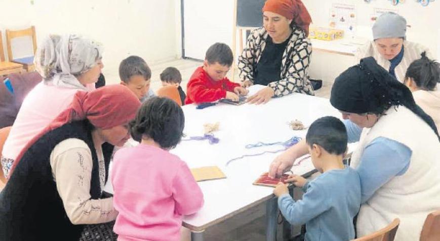 Sarıgöl’de çocuklar kilim dokudu