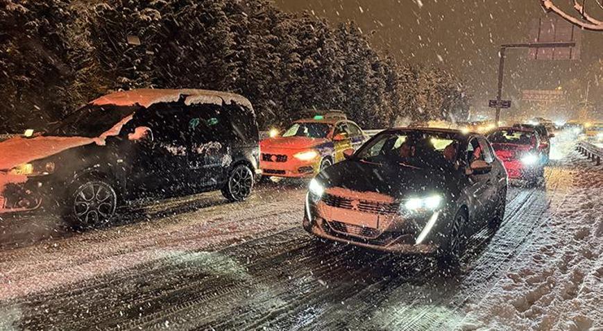 İstanbul beyaza büründü Megakentte yeni yıl karlı başladı