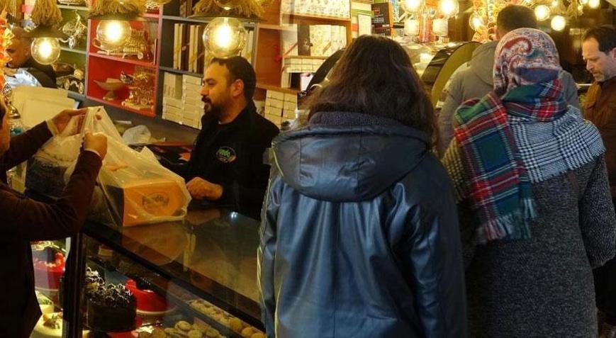 Kenttekiler pastanelere akın etti Pasta kuyruğu saatler sürdü: ‘Bugün herkesin doğum günü