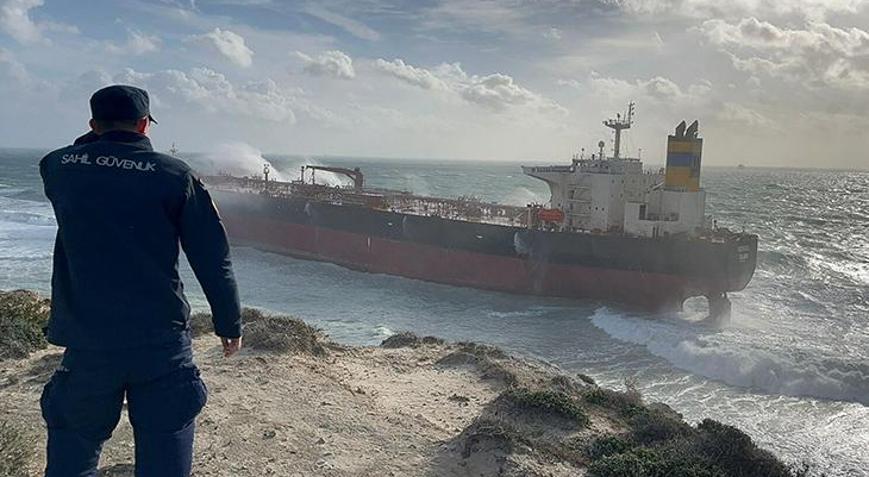 Bozcaada açıklarında fırtınada sürüklenen tanker karaya oturdu