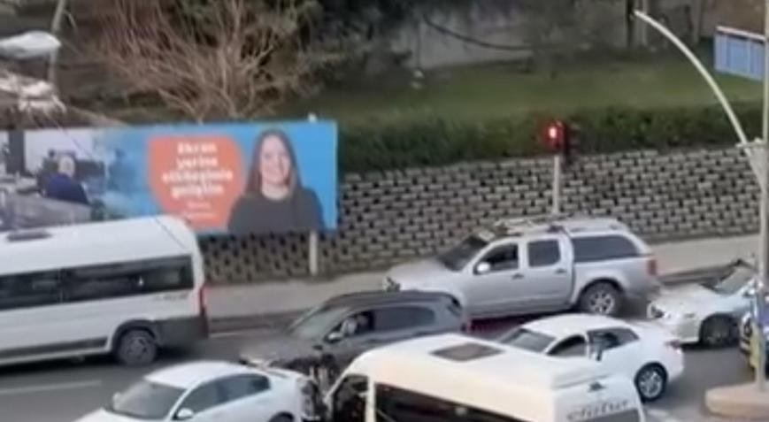 İstanbul - Pendikte kırmızı ışıkta iki sürücü arasındaki yol verme kavgası kamerada