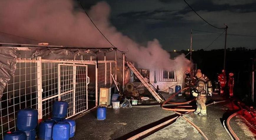 Sultangazide iki iş yeri yandı