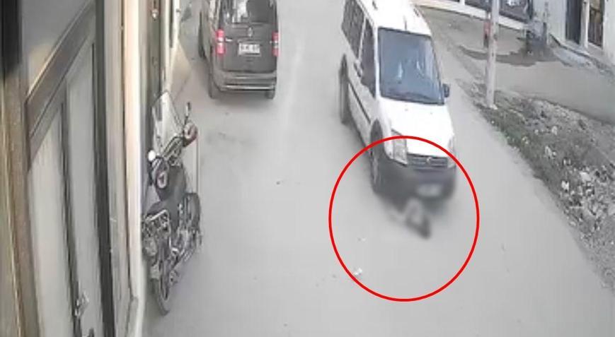 Yola fırlayan 2 yaşındaki çocuğa hafif ticari araç çarptı