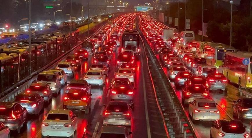 İstanbulda trafik resmen kilitlendi Yoğunluk yüzde 81e çıktı