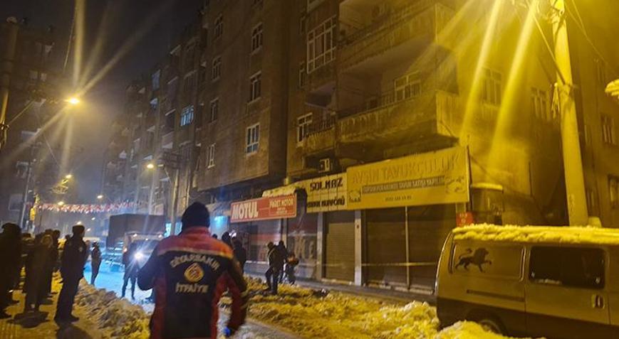 Diyarbakır’da 1’i kolonu çatlayan 5 katlı 2 bitişik bina tahliye edildi