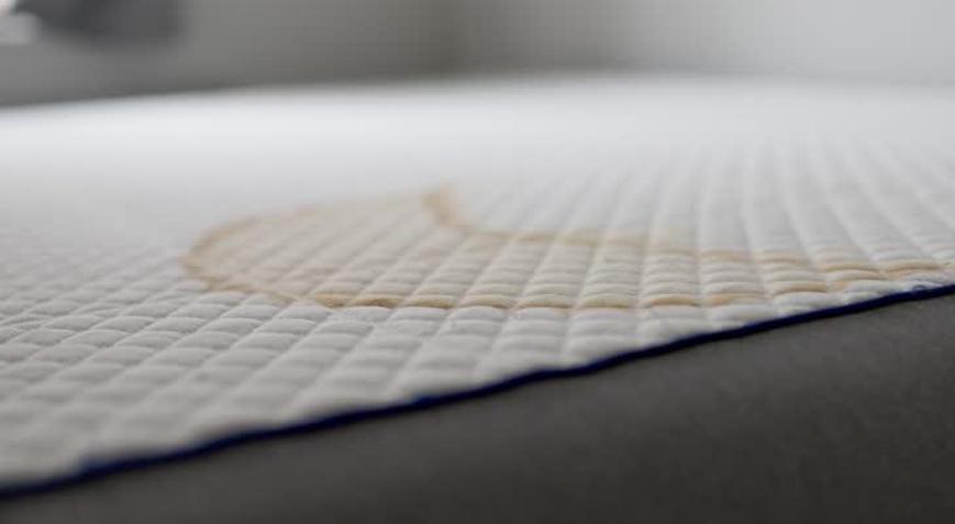 Yataklardaki sarı lekelerin en etkili ilacı Bu karışımla tertemiz olacak