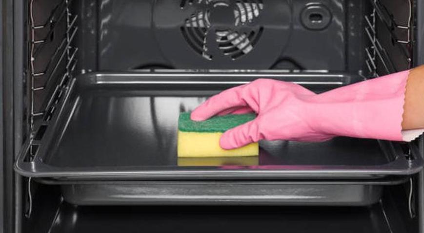 Deterjana gerek bile yok Tepsi yöntemiyle fırın yağları temizleniyor