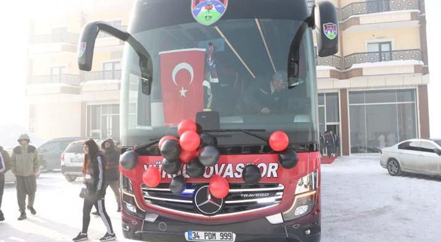 Cumhurbaşkanı Erdoğan, Yüksekovaspor Kadın Futbol Takımı’na otobüs hediye etti